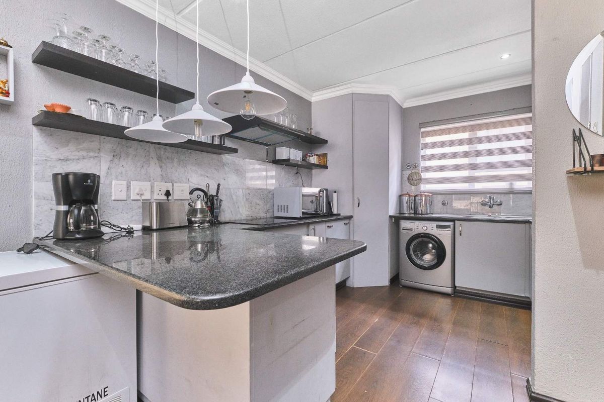 Modern Double-Story Retreat in Prime Location – Perfect for the Lock-Up-and-Go Lifestyle - Photo 2