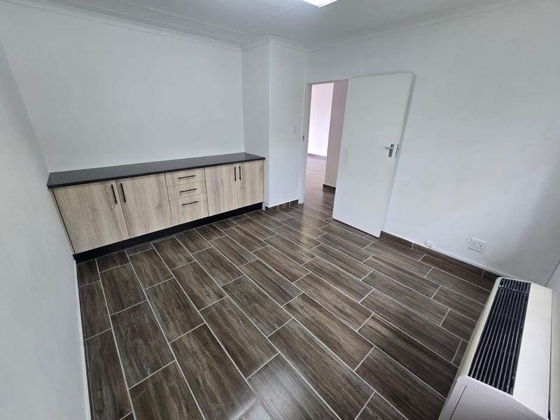 Newly Renovated Commercial Property for Rent – Prime Location - Photo 6