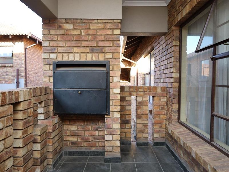Two bedroom apartment in Germiston - Photo 4