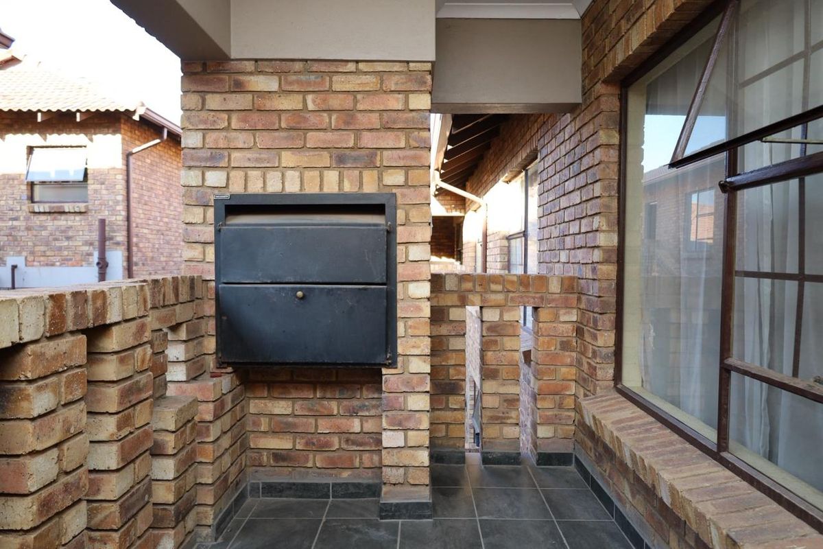 Two bedroom apartment in Germiston - Photo 4