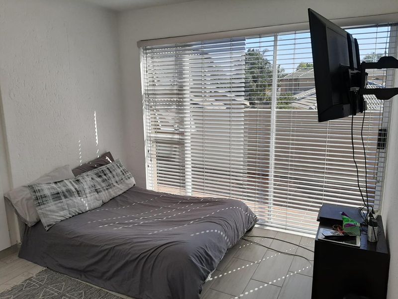 Your Dream 2-Bed Townhouse in Lakefield's Prime Location! - Photo 8