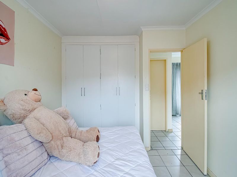 Fantastic upstairs unit with a secure tenant. - Photo 5