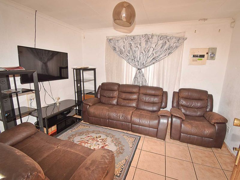 Low Maintenance Facebrick Home - Photo 5