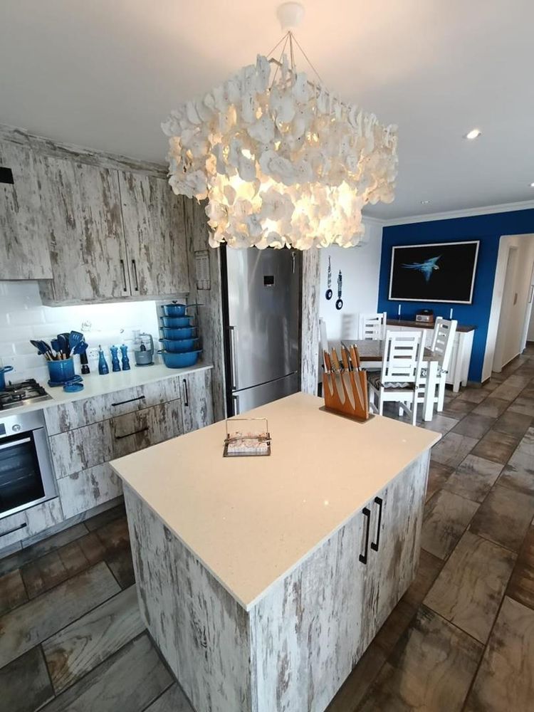 Open Plan Kitchen with Dining Area