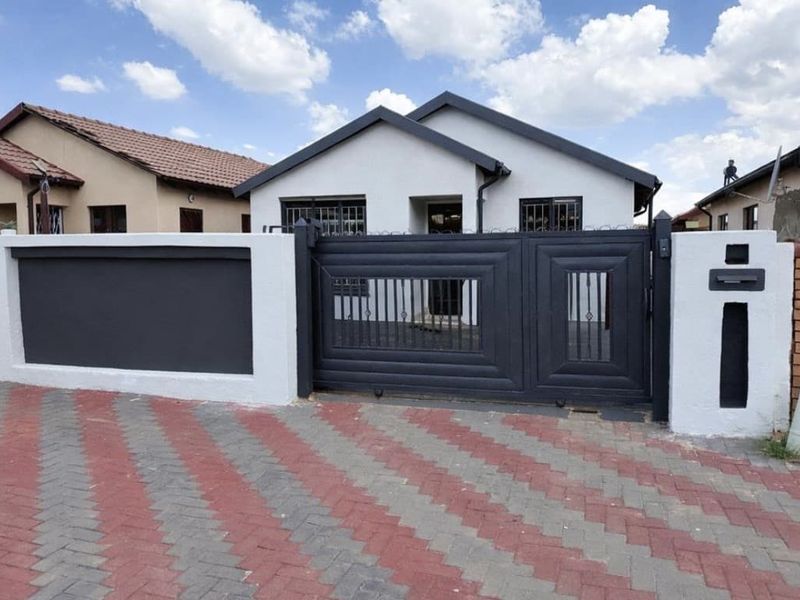 Three bedrooms house for sale in Soshanguve V V East Ext 4 - Photo 7