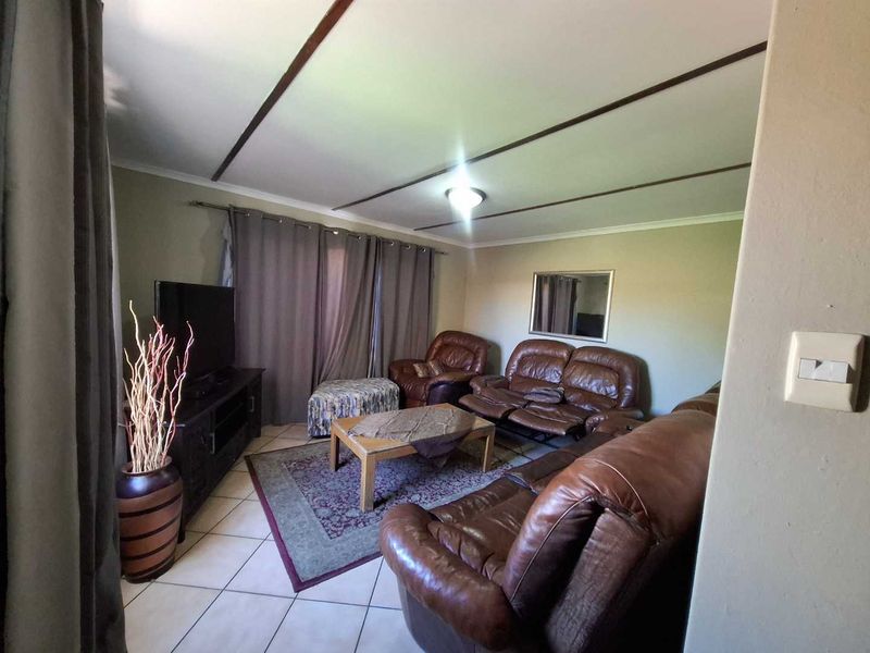 🏡 FOR SALE | Pioneerspark  4-Bedroom House with Bachelor Flat – N$ 4,100,000 - Photo 7