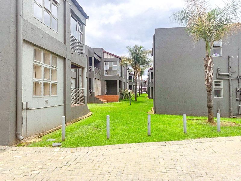 Live in Style: 2-Bedroom with Pool & Braai Area - Photo 3