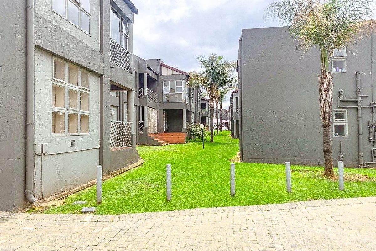 Live in Style: 2-Bedroom with Pool & Braai Area - Photo 3