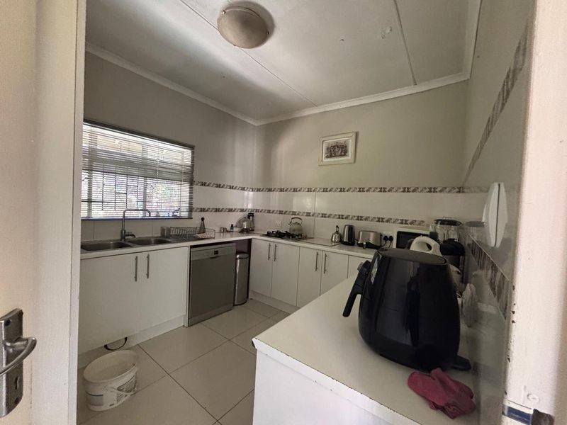 3 Bedroom House for sale in Mondeor - Photo 9