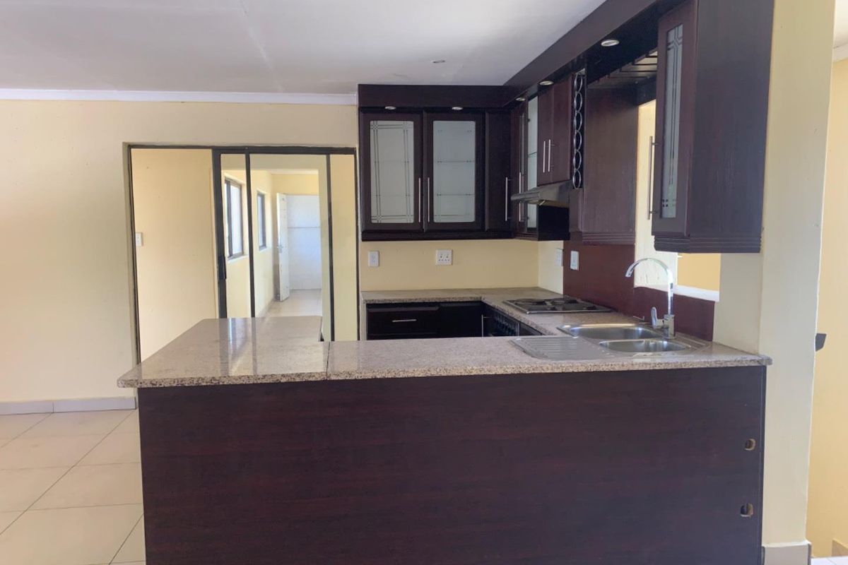 3 Bedroom house with a 4 X 1 Bedroom Flat to Rent Out. - Photo 2