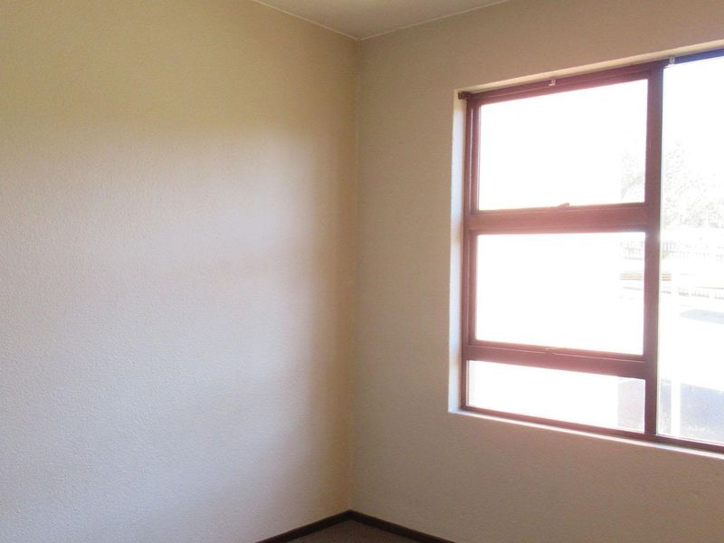 Charming 2‐Bedroom Sectional Title Unit in Vibrant Johannesburg South - Photo 6