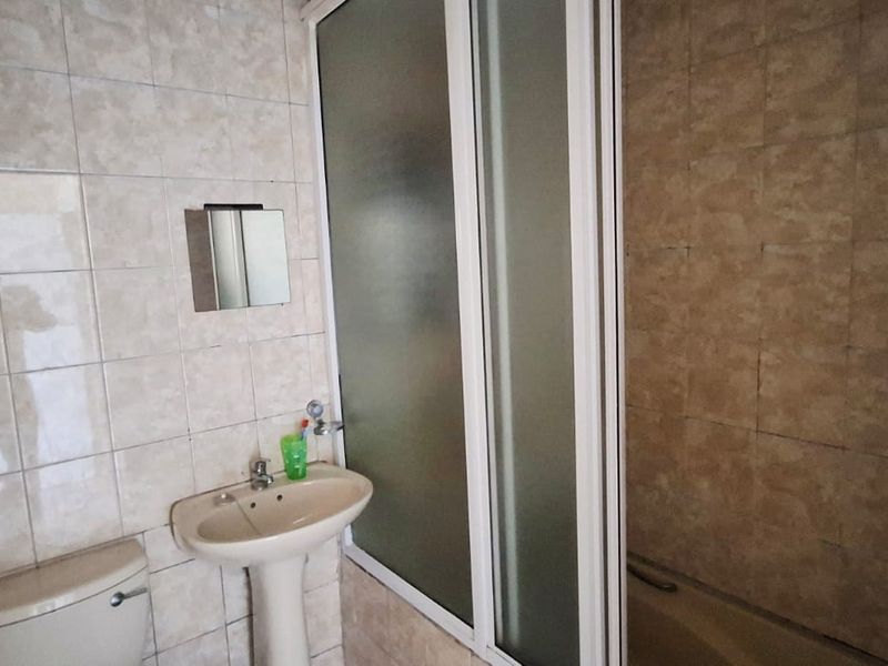 **Charming Apartment for Rent in Prestigious Blue Chip Building** - Photo 8