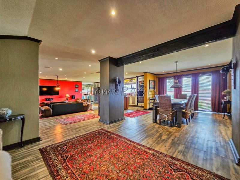 Central Walvis Bay:  BEAUTIFUL, VERY SPACIOUS 5 Bedr home, IN A SOUGHT AFTER POSITION, is for Sale - Photo 7