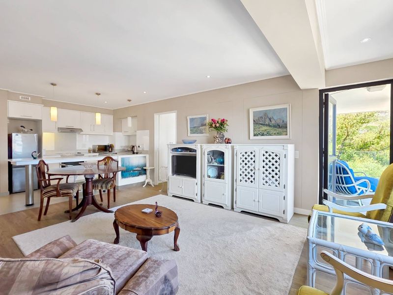 Beautiful Two Bed Apartment with Panoramic Mountain views - Photo 3