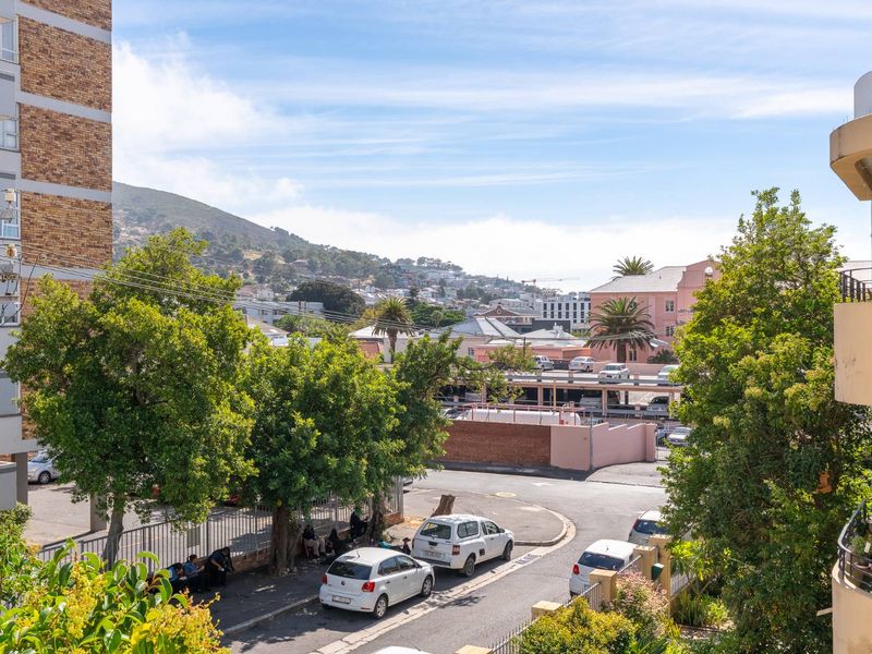 Charming Art Deco Corner Apartment with North Facing Views in Upper Gardens - Photo 2