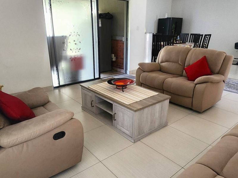 Stunning 3 bedroom Leadwood townhouse to rent in the sought-after Meyersdal Nature Estate - Photo 3