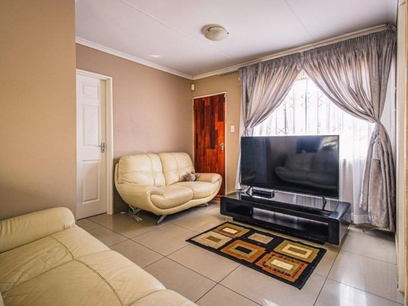 3 Bedroom House for Sale in Windmill Park - Photo 6