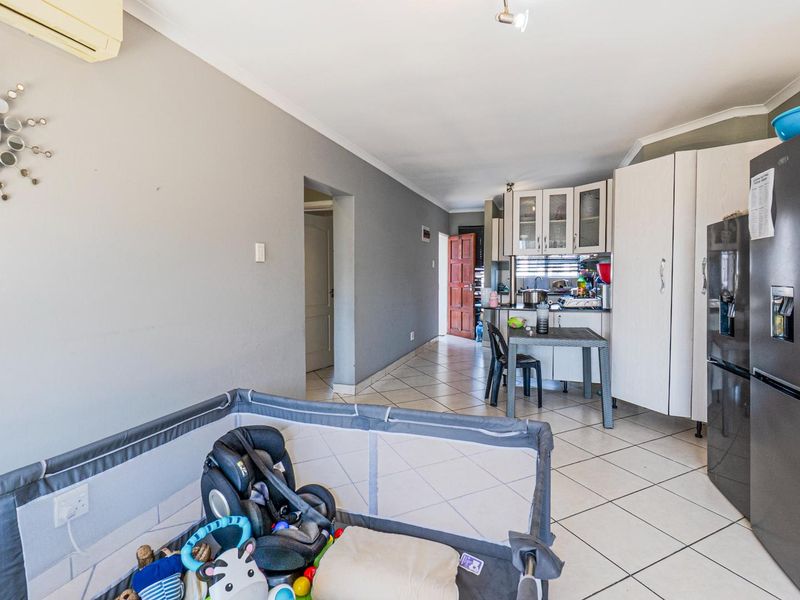 Spacious modern unit with open balcony - Photo 8