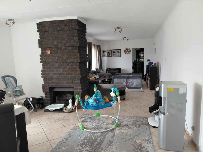 Discover Luxury Living in a Secure Family Enclave - Photo 7