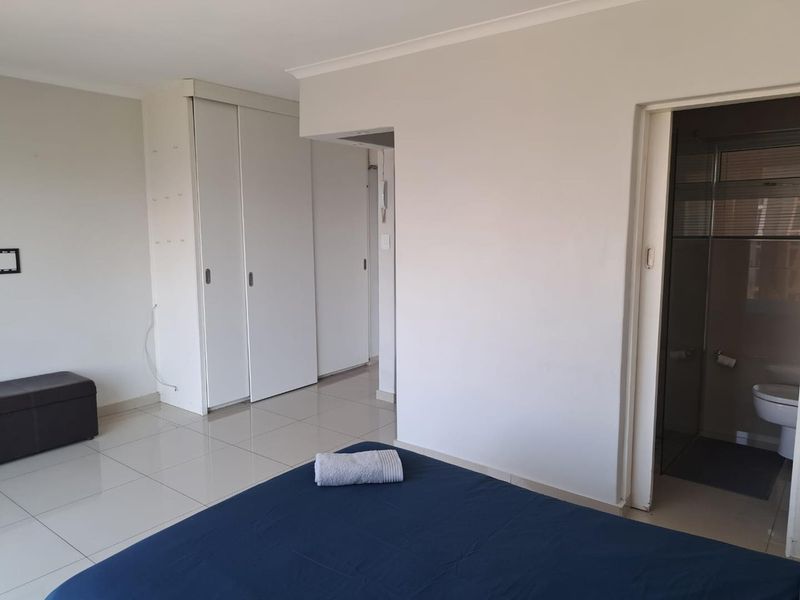 Partially furnished studio apartment - Photo 2
