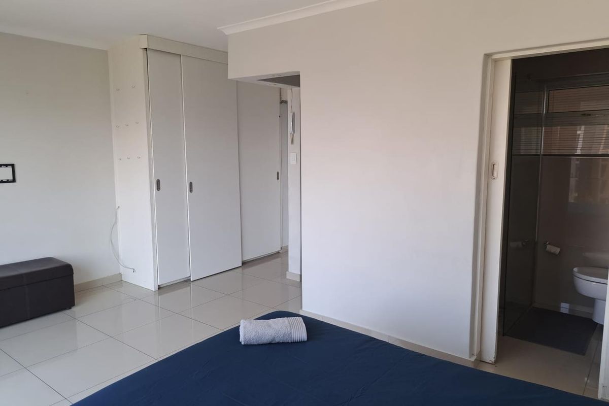 Partially furnished studio apartment - Photo 2