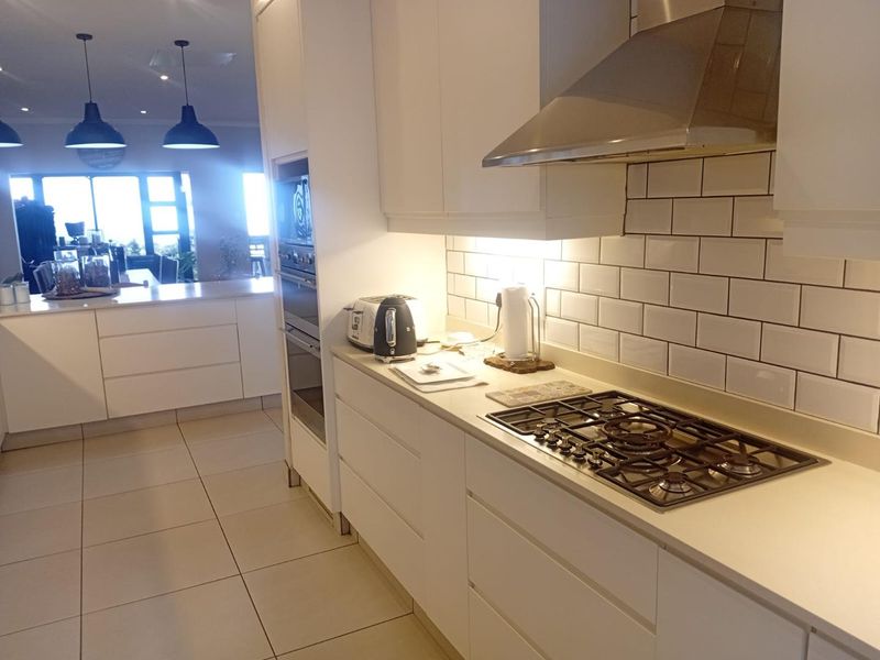 Exceptional investment property in sought after Glenashley with outstanding sea views. - Photo 9