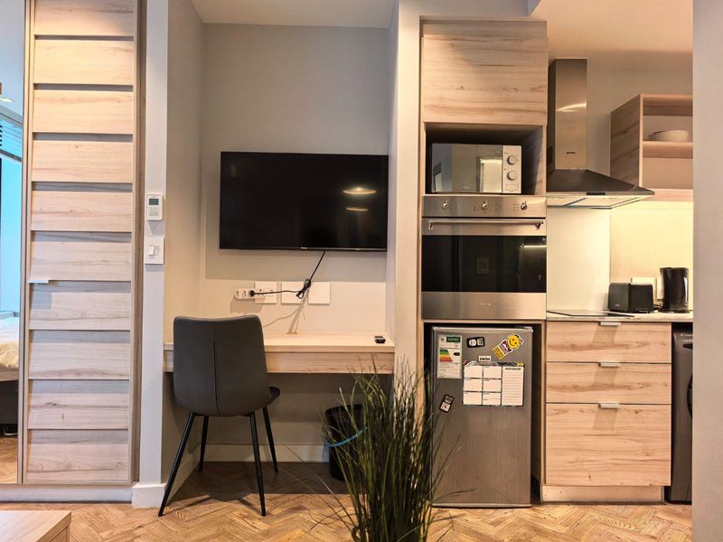 Stylish 28sqm Furnished Micro Apartment – Foreshore Place - Photo 5