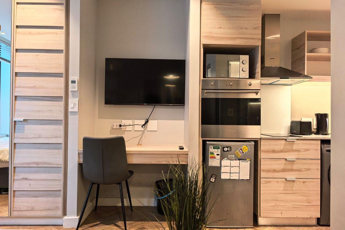 Stylish 28sqm Furnished Micro Apartment – Foreshore Place - Photo 5