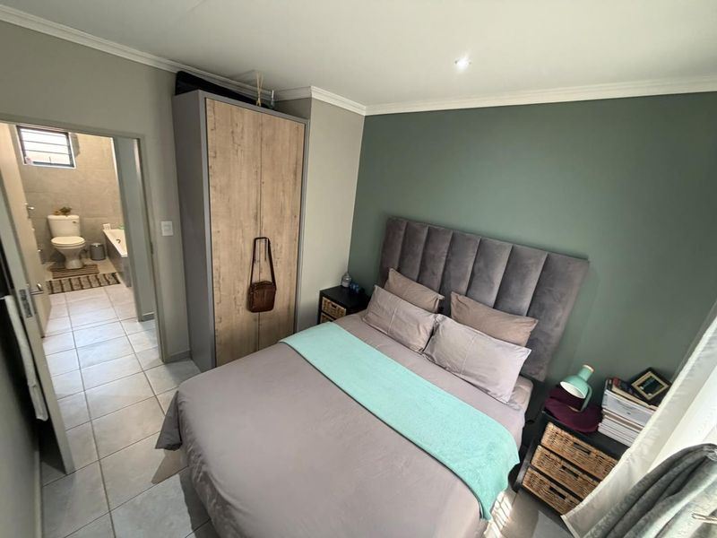 A modern 3 Bedroom house for sale in Lotus Garden. - Photo 9