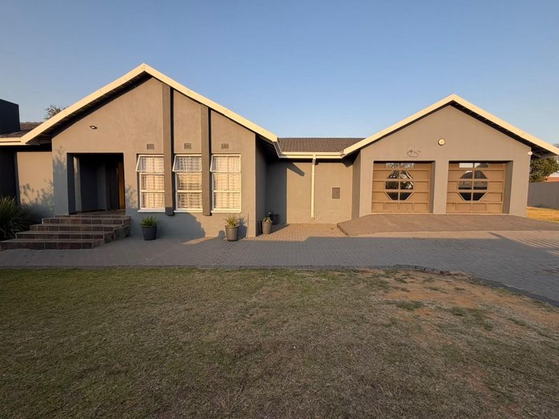 Spacious Family Living with Endless Outdoor Space & Modern Comfort - Photo 1