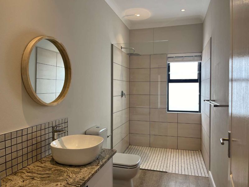 3-Bed Gem: Double Garage & Modern Open Plan Design! - Photo 3