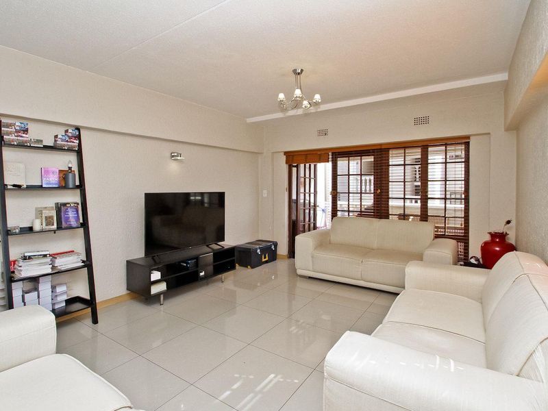 STUNNING 2 BED APARTMENT - Photo 6