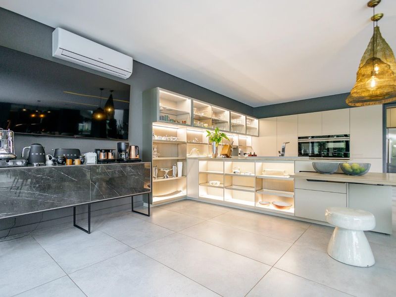 A Masterpiece of Luxury Living in Dainfern Golf Estate - Photo 4