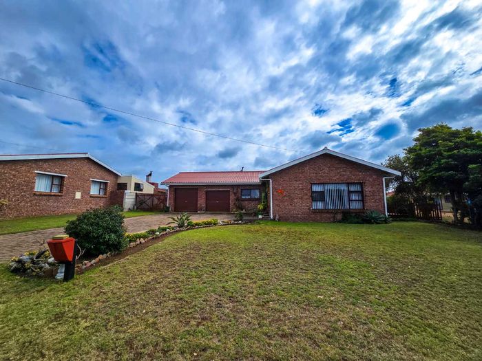 Property #2378900, House For Sale in Still Bay West