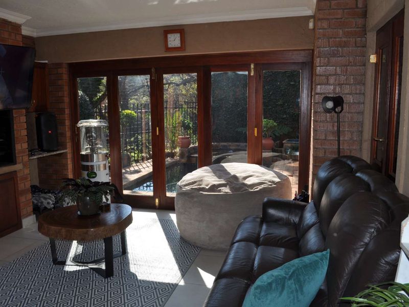 UPMARKET HOME FOR SALE IN SECURITY ESTATE N FAERIE GLEN - Photo 10