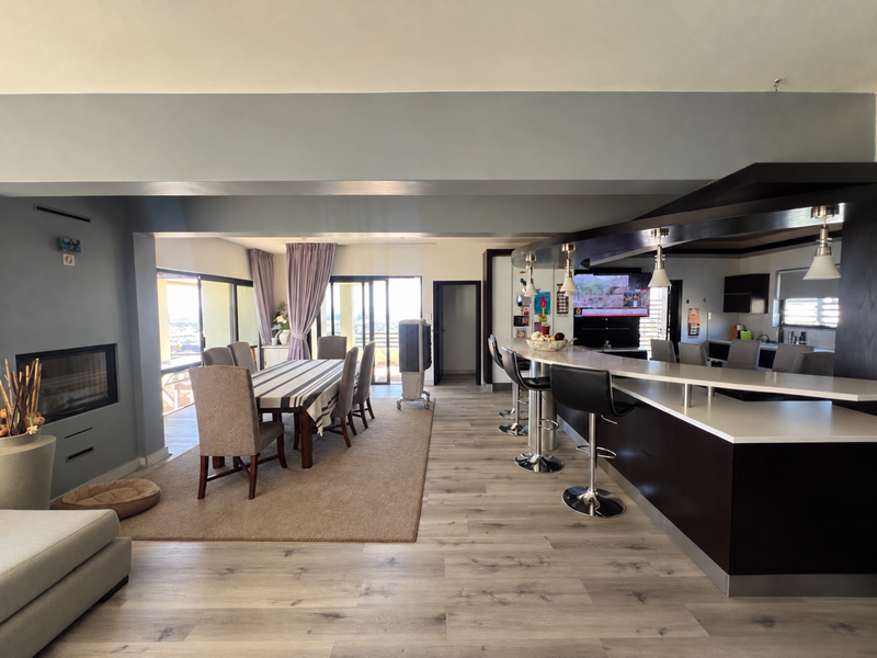Modern, triple storey home with elevated views - Photo 2