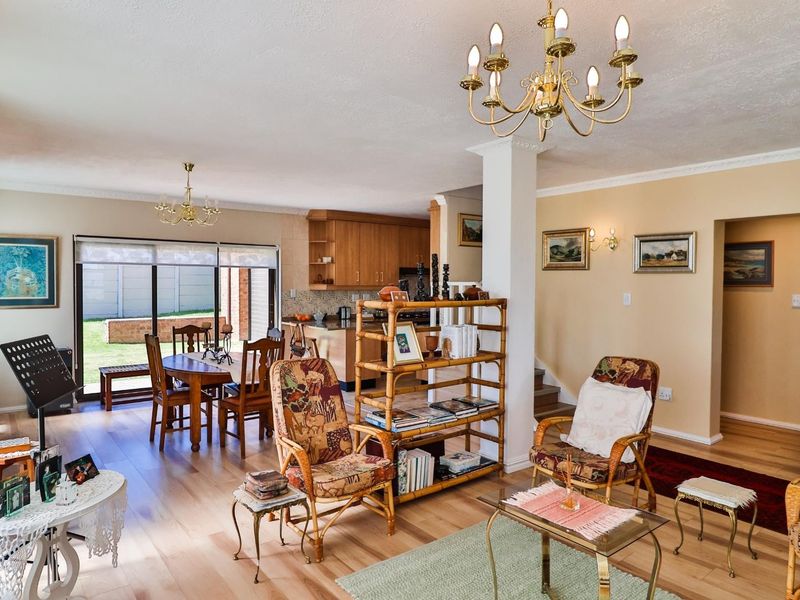 Four bedroom home in De Kelders - Sea views - Photo 8