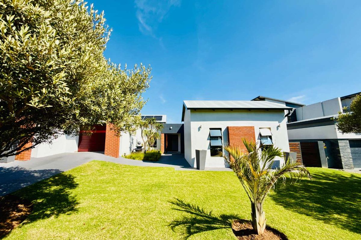 For Rent is a Modern Single-Level Family Home on the Green Belt in Copperleaf Golf Estate - Photo 2