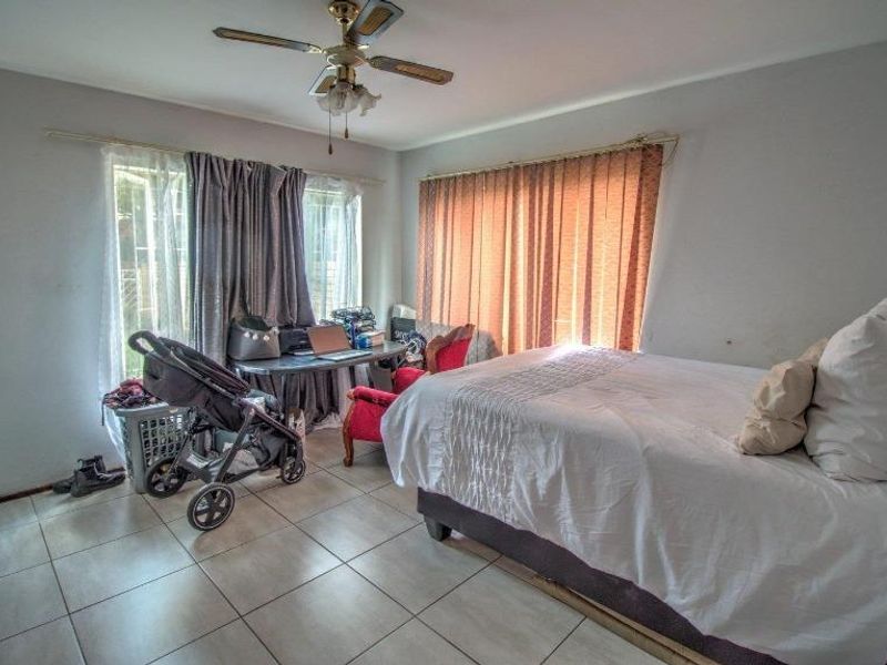 Well maintained ground floor unit with massive garden - Photo 6