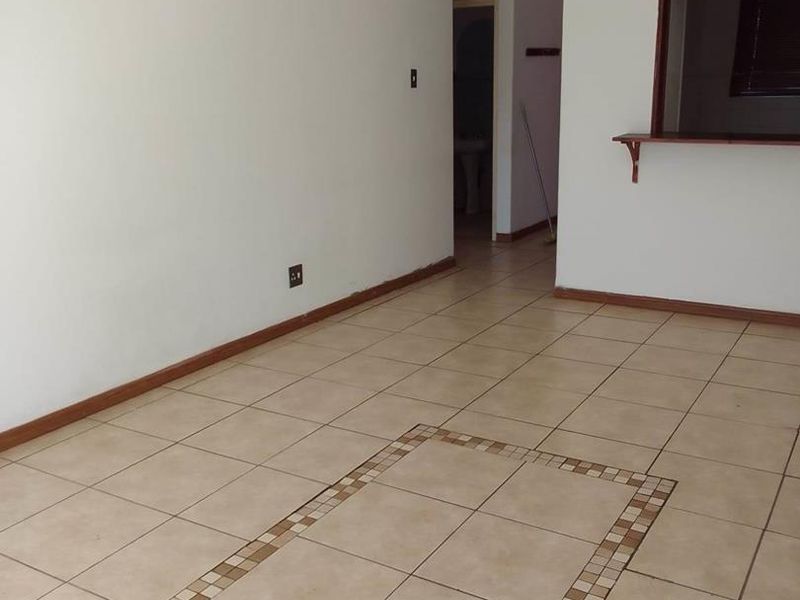 TOP FLOOR APARTMENT - Photo 10