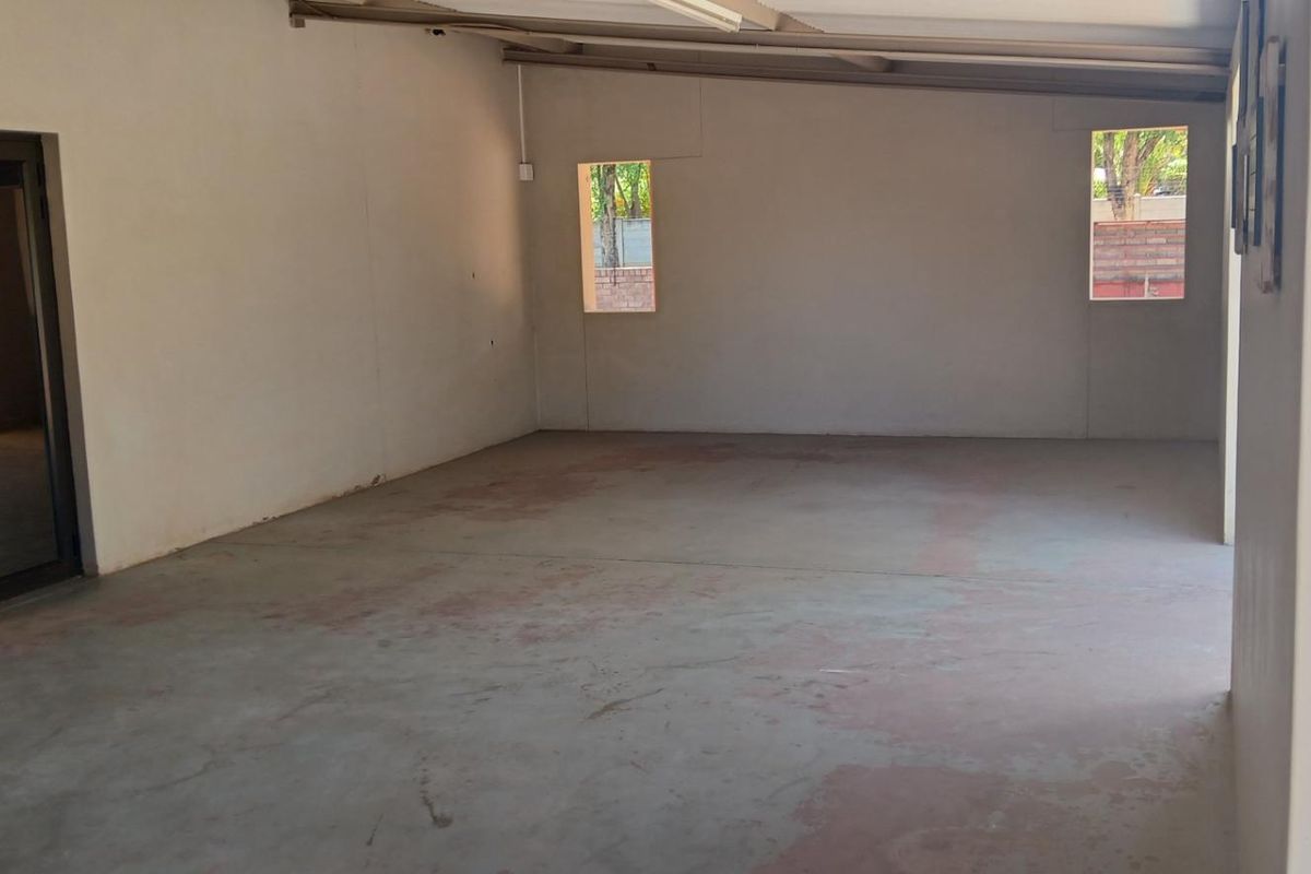 Spacious family home with flat in Tsumeb for sale below valuation - Photo 2