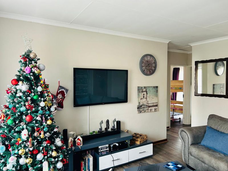 EXCLUSIVE - PET FRIENDLY - Photo 9