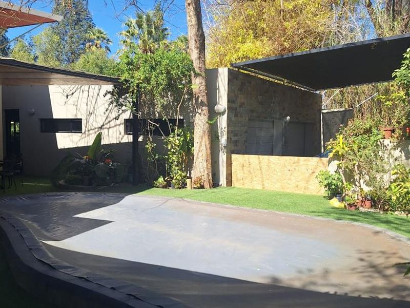 Spacious 5-Bed Residence With Consulting Rooms In Klein Windhoek - Photo 9