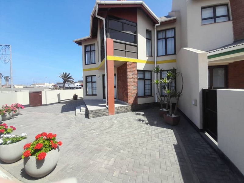 Double Storey Townhouse close to Heart of the Town - Photo 6