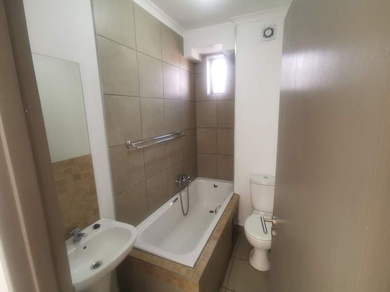 Stunning 2 bed, 2 bath apartment in Elardus Park - Photo 9
