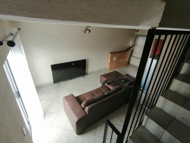 Modern 2-Bedroom Duplex in Prime Location - Photo 5