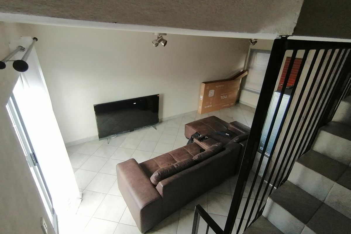 Modern 2-Bedroom Duplex in Prime Location - Photo 4