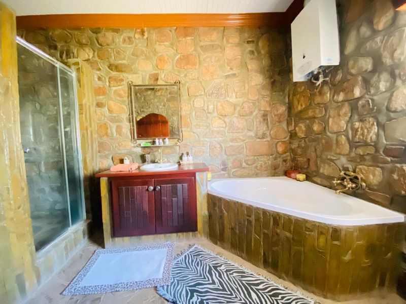 FOR SALE- MASSIVE 4 BEDROOM HOUSE IN LUDERITZ, NAMIBIA - Photo 6