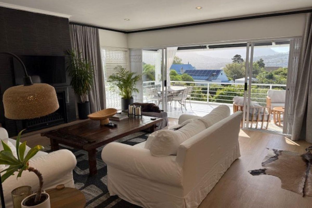 Stylish , Sunny , Home with Views - Photo 3
