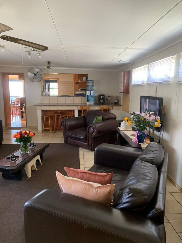 Open plan kitchen - entertainment area